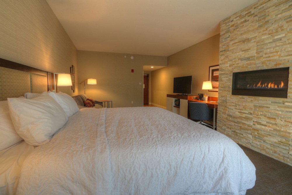 Room, 1 King Bed with Sofa bed, Fireplace - Photo 1