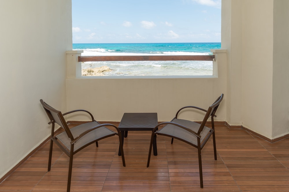 Deluxe Villa Ocean Front Suite - Photo 6