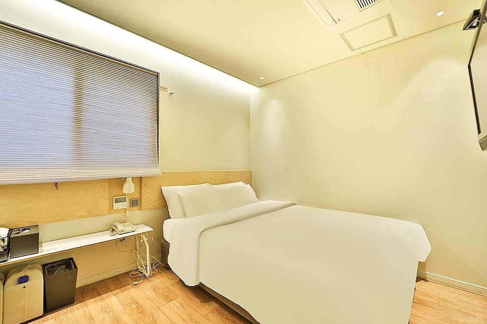 Basic Single Room, 1 Queen Bed