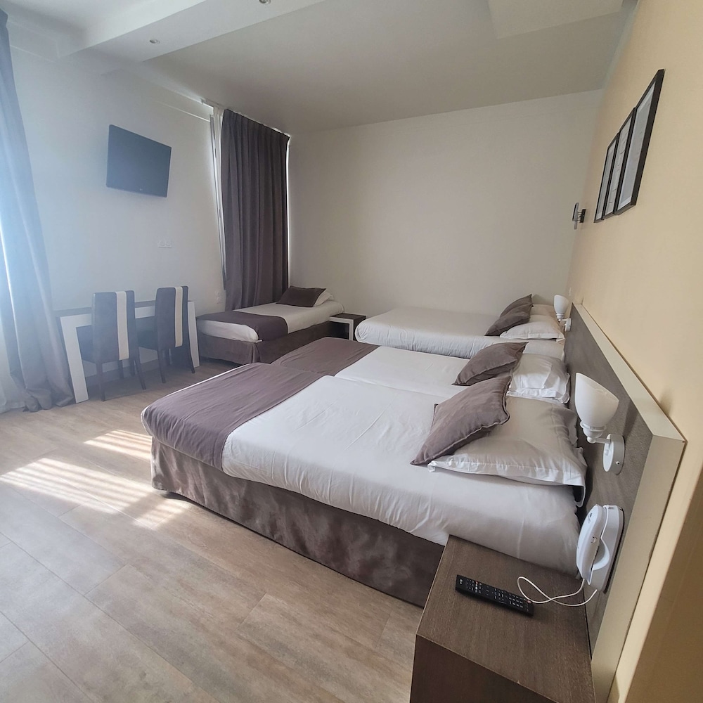 Standard Room, Multiple Beds - Photo 4
