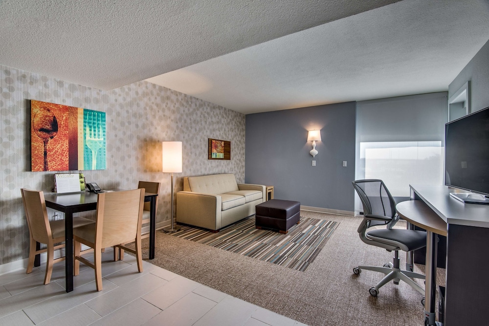 Suite, 1 Queen Bed, Accessible (Mobility & Hearing, Roll-in Shower) photo 2
