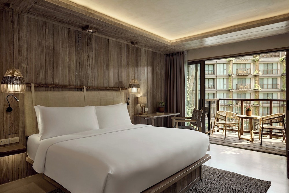 Premium Room, 1 King Bed, Pool View