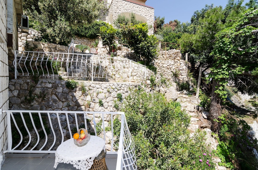 Double Room with Balcony and Partial Sea View. photo 2