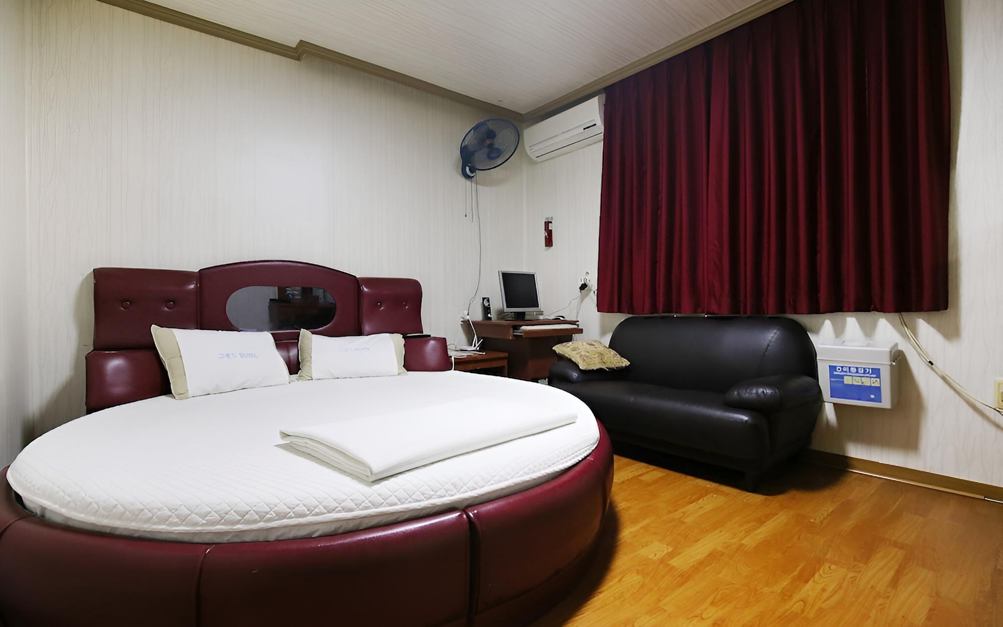 Room (Circle) photo 2