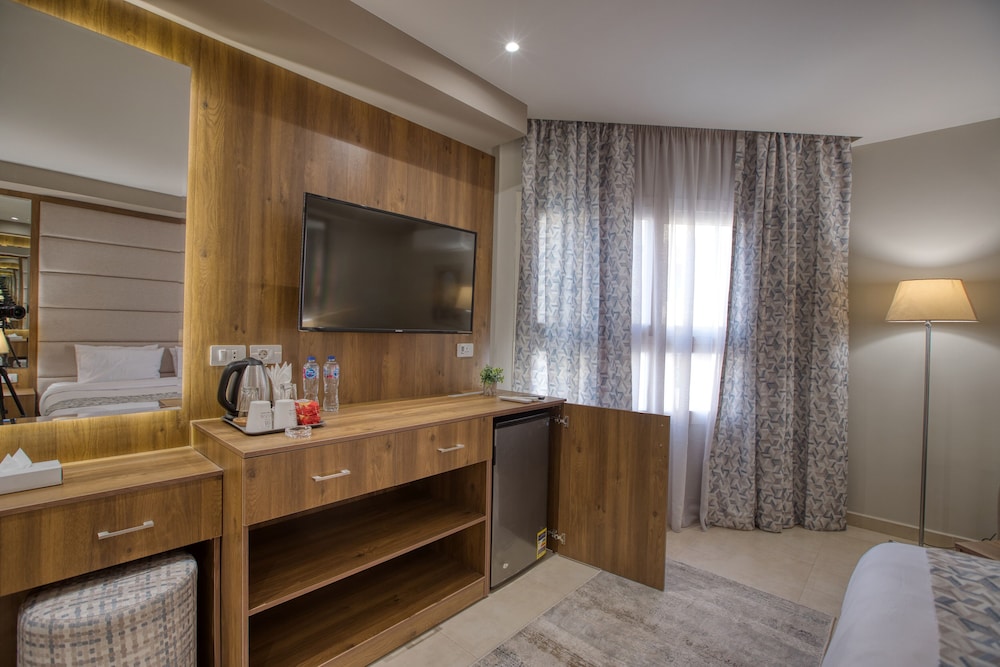 King Room with Balcony thumbnail 6