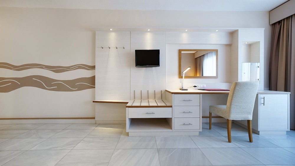 Double Room (3 Adults) photo 2
