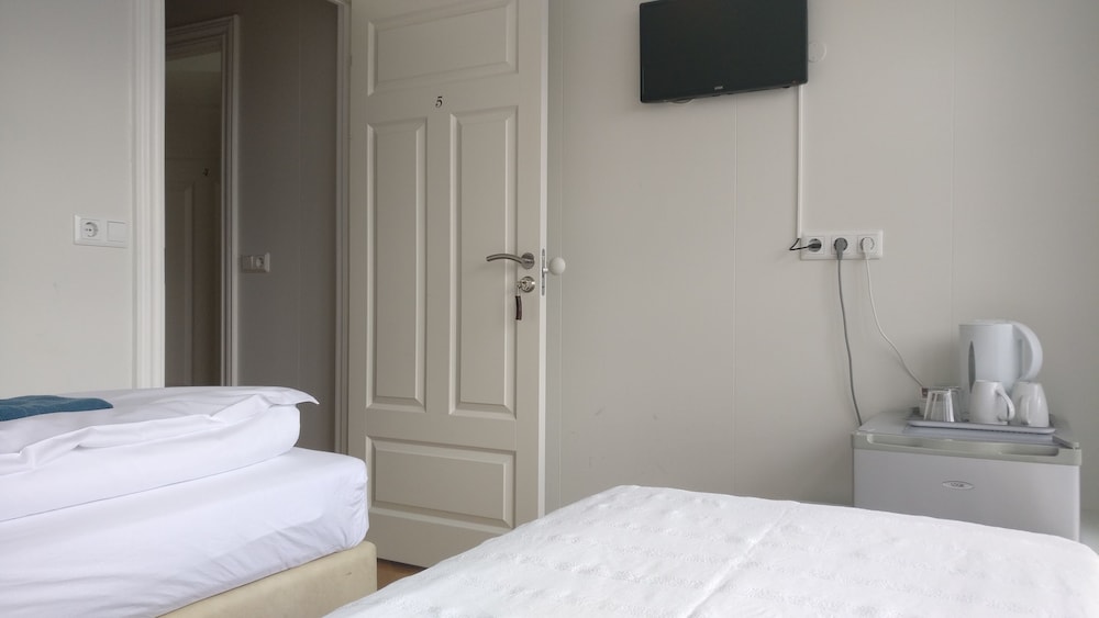 Economy Twin Room, Shared Bathroom photo 3