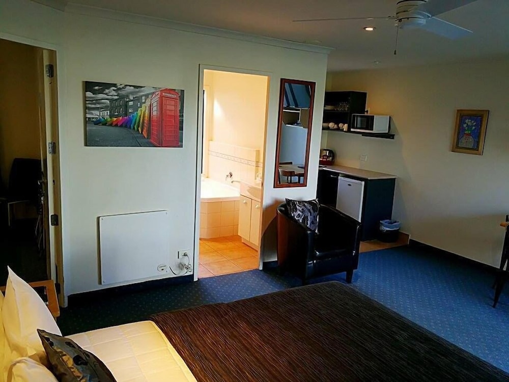 Queen Suite with Spa Bath photo 3
