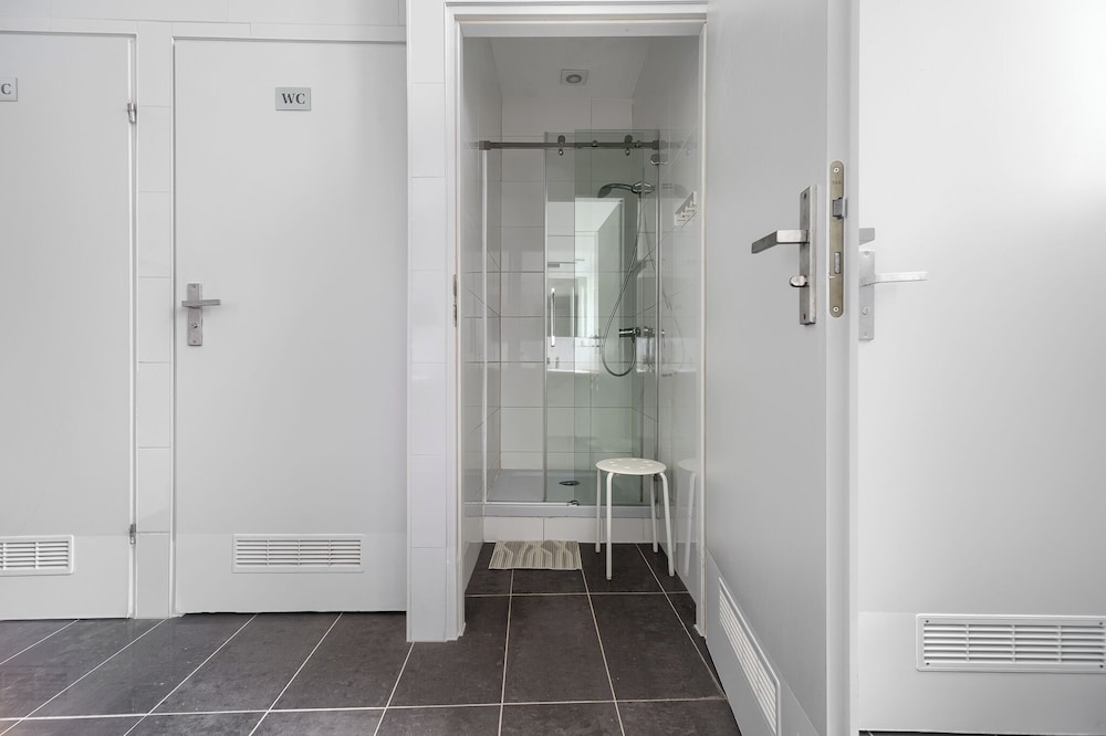 Standard Triple Room, 3 Twin Beds, Shared Bathroom photo 3