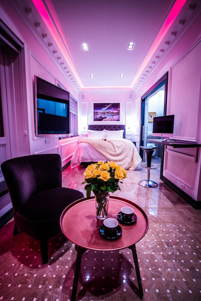 Sapphire Suite - Free Spa Access photo 3