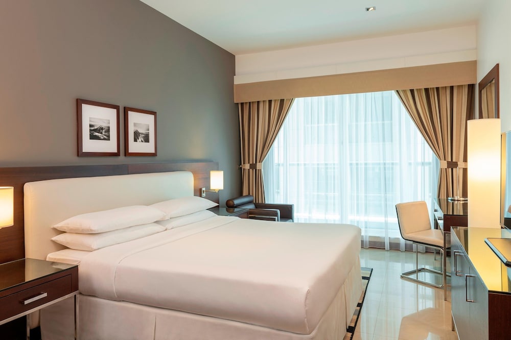 Classic Room, 1 King Bed, Non Smoking, Balcony with Complimentary Shuttle Service to Dubai Mall photo 2