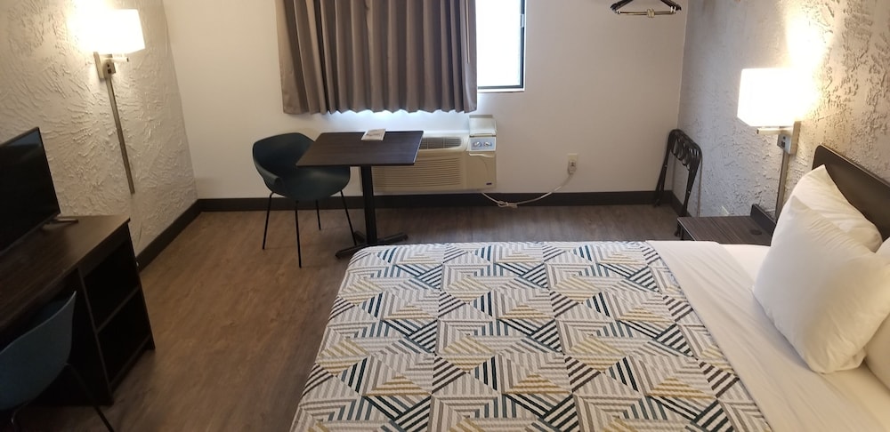Premium Room, 1 King Bed, Non Smoking, Refrigerator - Photo 2