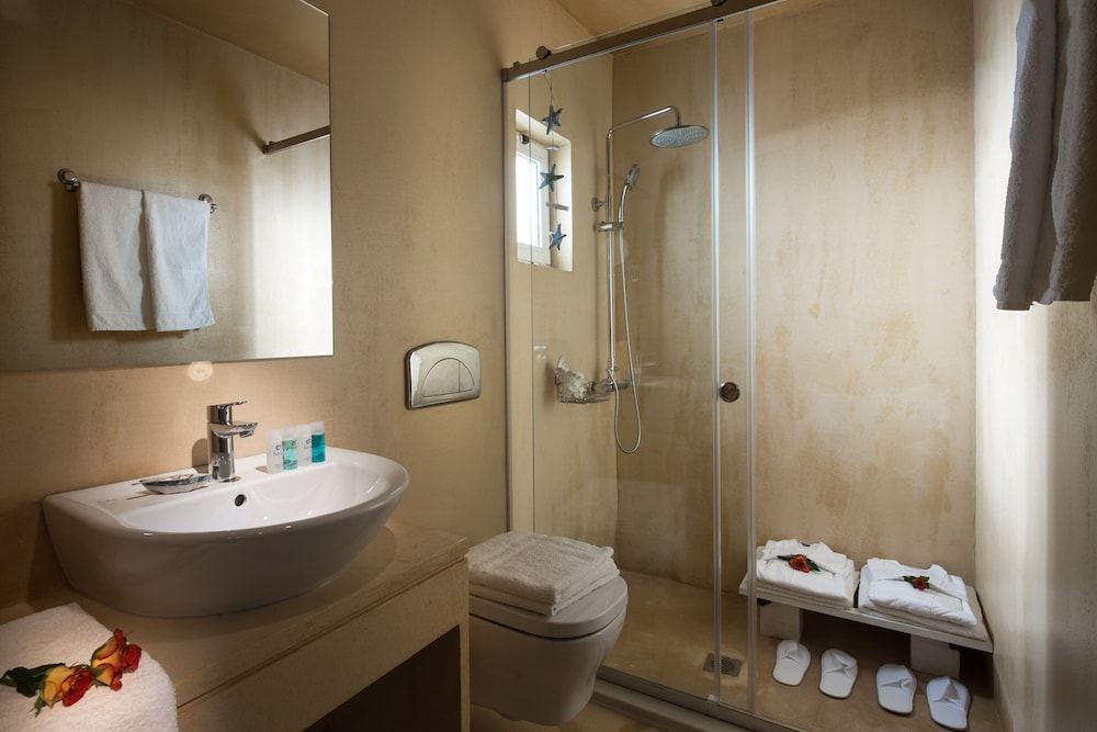 Deluxe Penthouse Suite | Panoramic Sea View & Outdoor Hot Tub - Photo 5