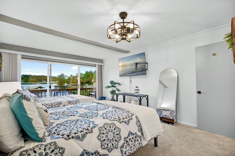 House, Multiple Beds, Hot Tub (Lake Home Oasis)
