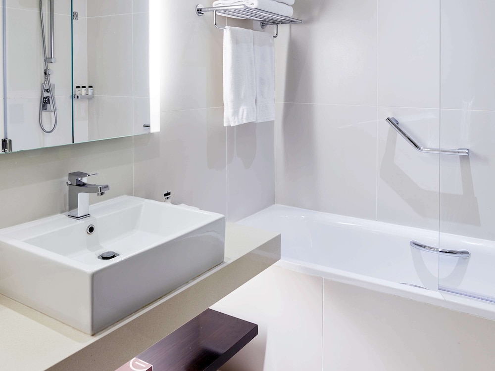 Superior Room, 1 King Bed thumbnail 5