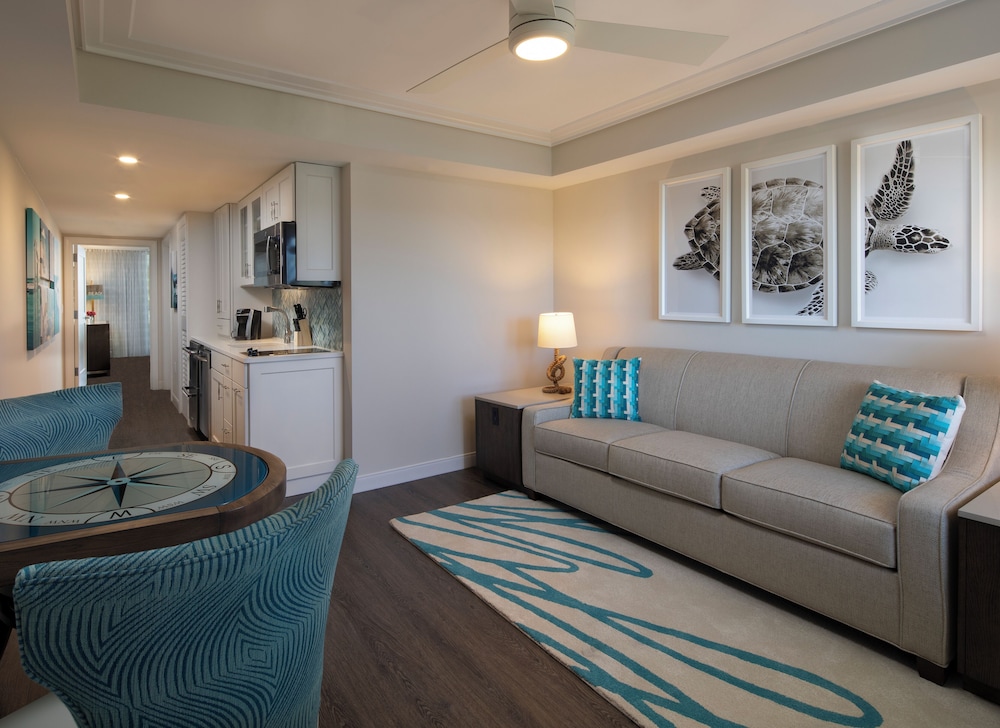 Suite, Roll-in Shower, Partial Ocean View (King)