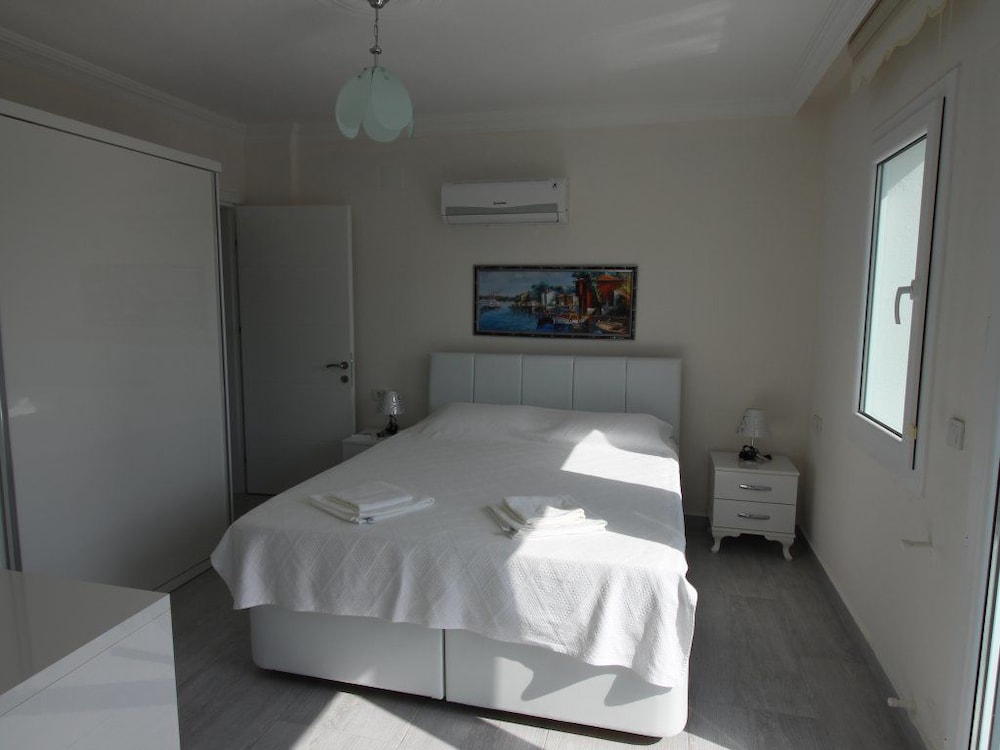 Villa photo 1