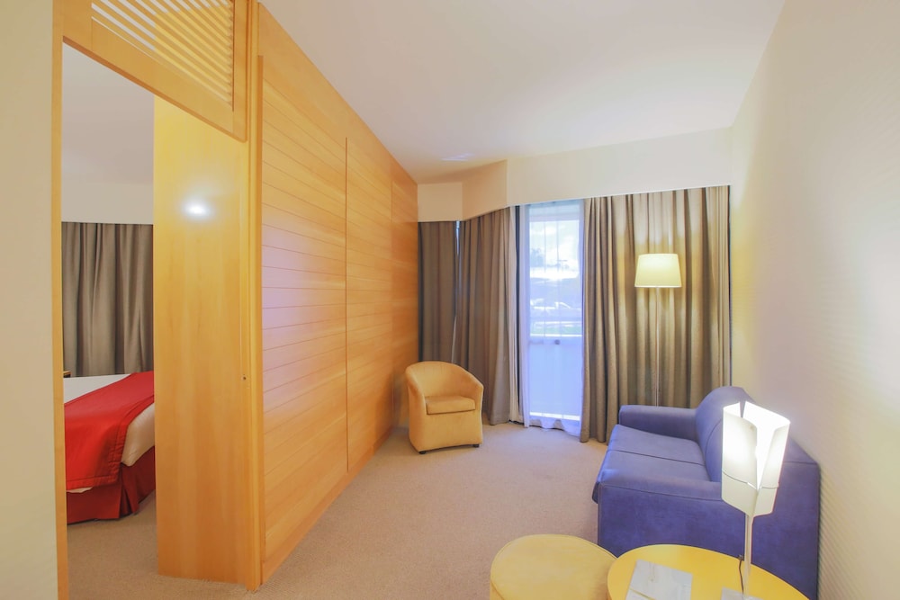 Standard Room, 1 King Bed - Photo 5