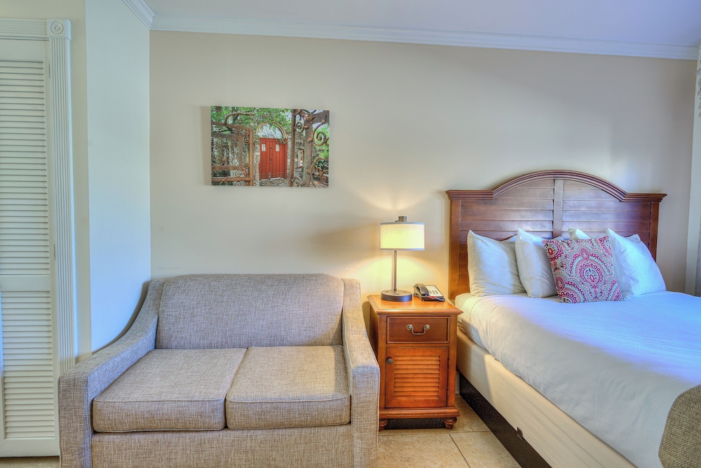 Standard Room, 1 Queen Bed with Sofa bed, Pool Area photo 3