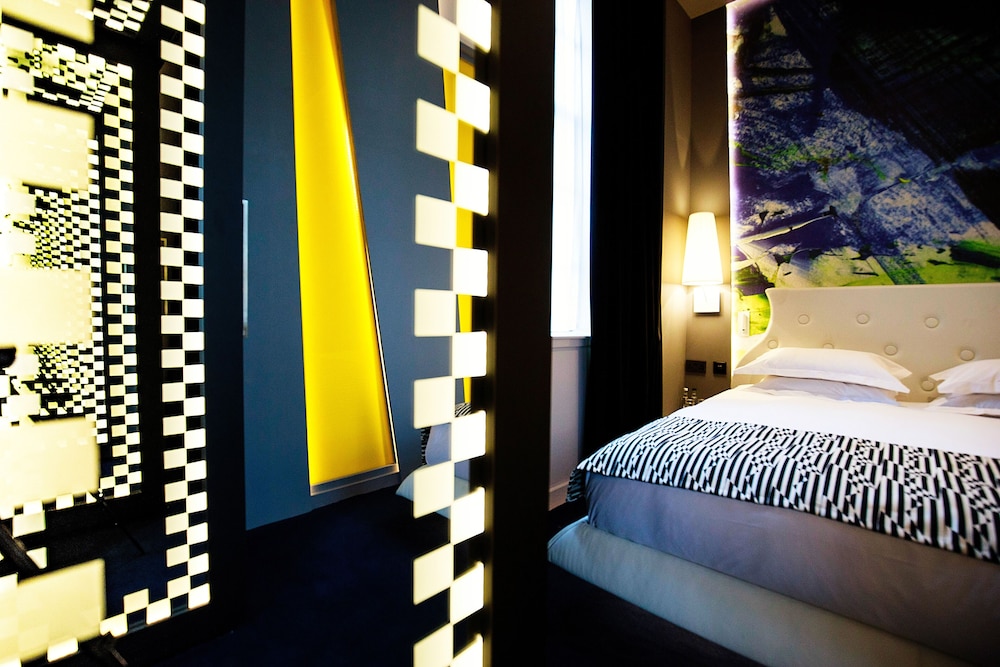 Signature Suite - Photo 10