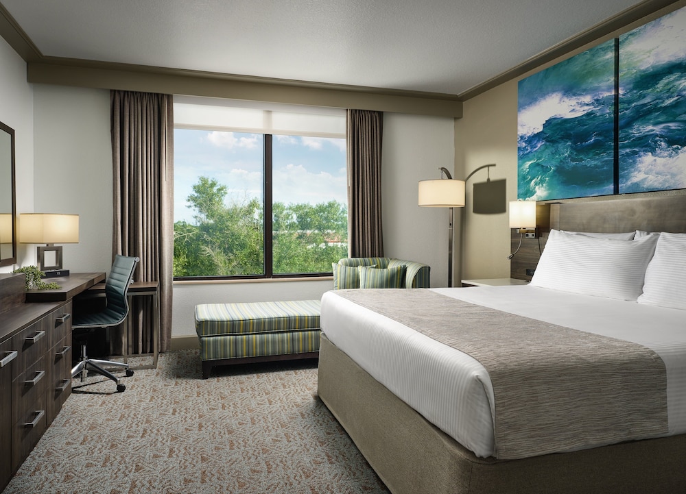 Deluxe Room, 1 King Bed with Sofa bed (Deluxe King Suite) thumbnail 5