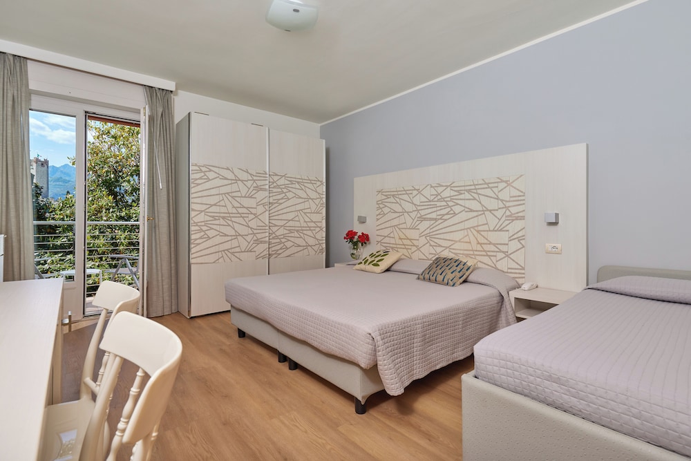Standard Quadruple Room, Balcony photo 2