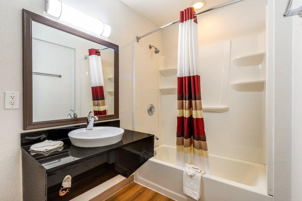Deluxe Room, 1 Queen Bed, Non Smoking - Photo 4