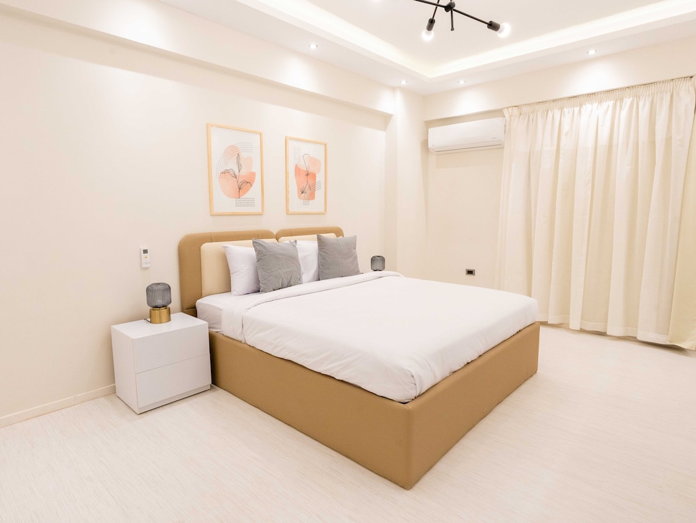 Classic Apartment, 3 Bedrooms photo 2