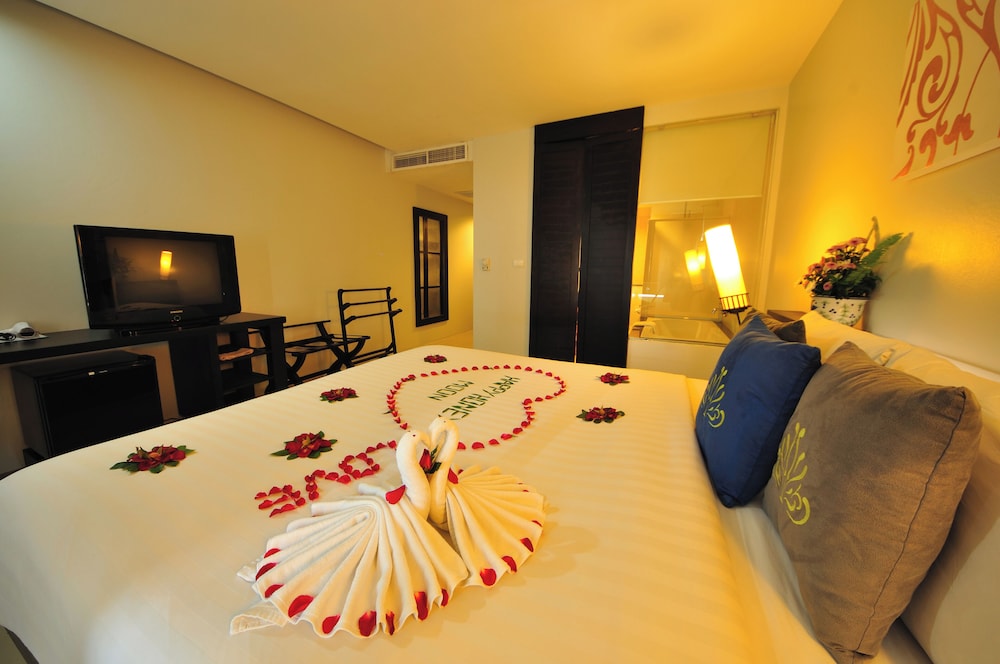 Grand Deluxe Room Pool View - Photo 2