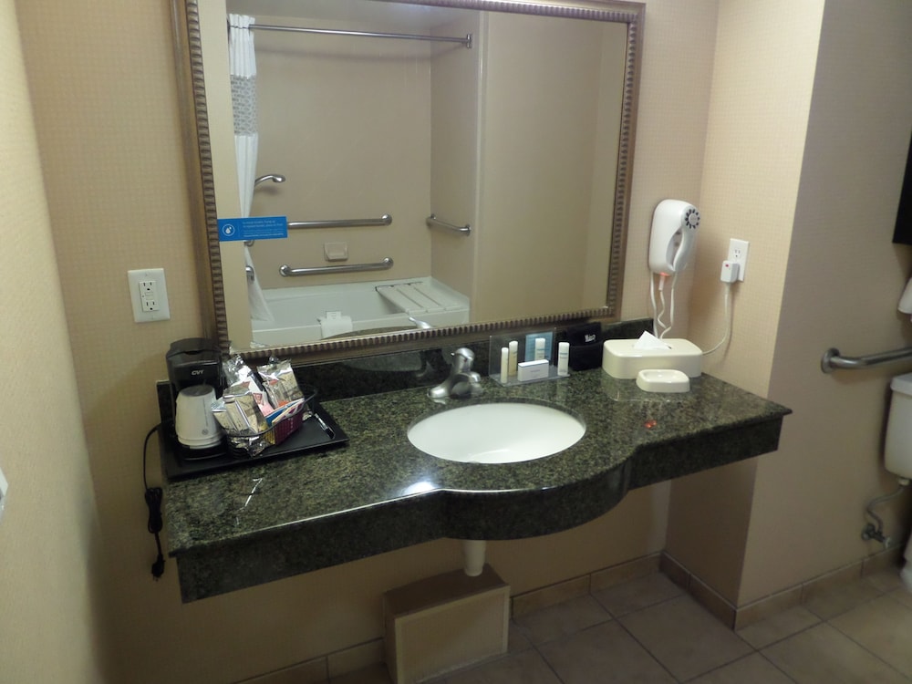 Room, 2 Double Beds, Accessible, Bathtub - Photo 5