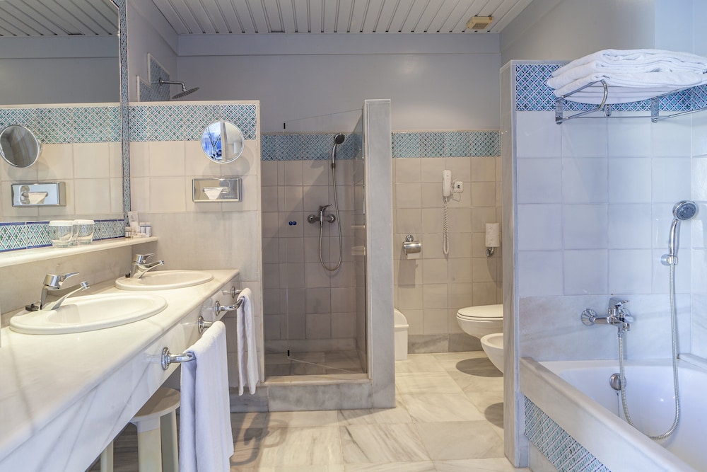 Superior Double Room (3 Adults) - Photo 10