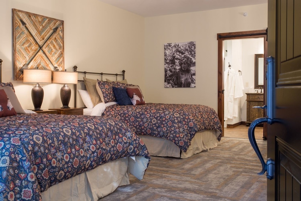 Room, 2 Queen Beds, Garden View (Not located within the Castle) photo 1