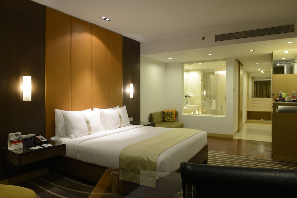Suite, 1 King Bed, Smoking, Club Lounge Access
