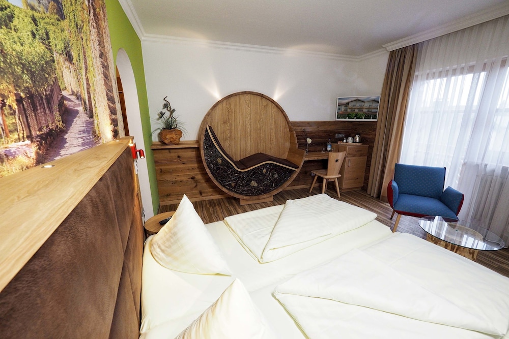 Classic Suite, 1 King Bed, Balcony, Garden View photo 3
