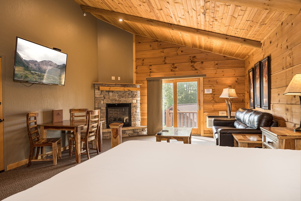 C 49R - Comfort Cabin,1 King Bed, Pet Friendly, Mountainside (May hear neighbors) photo 3