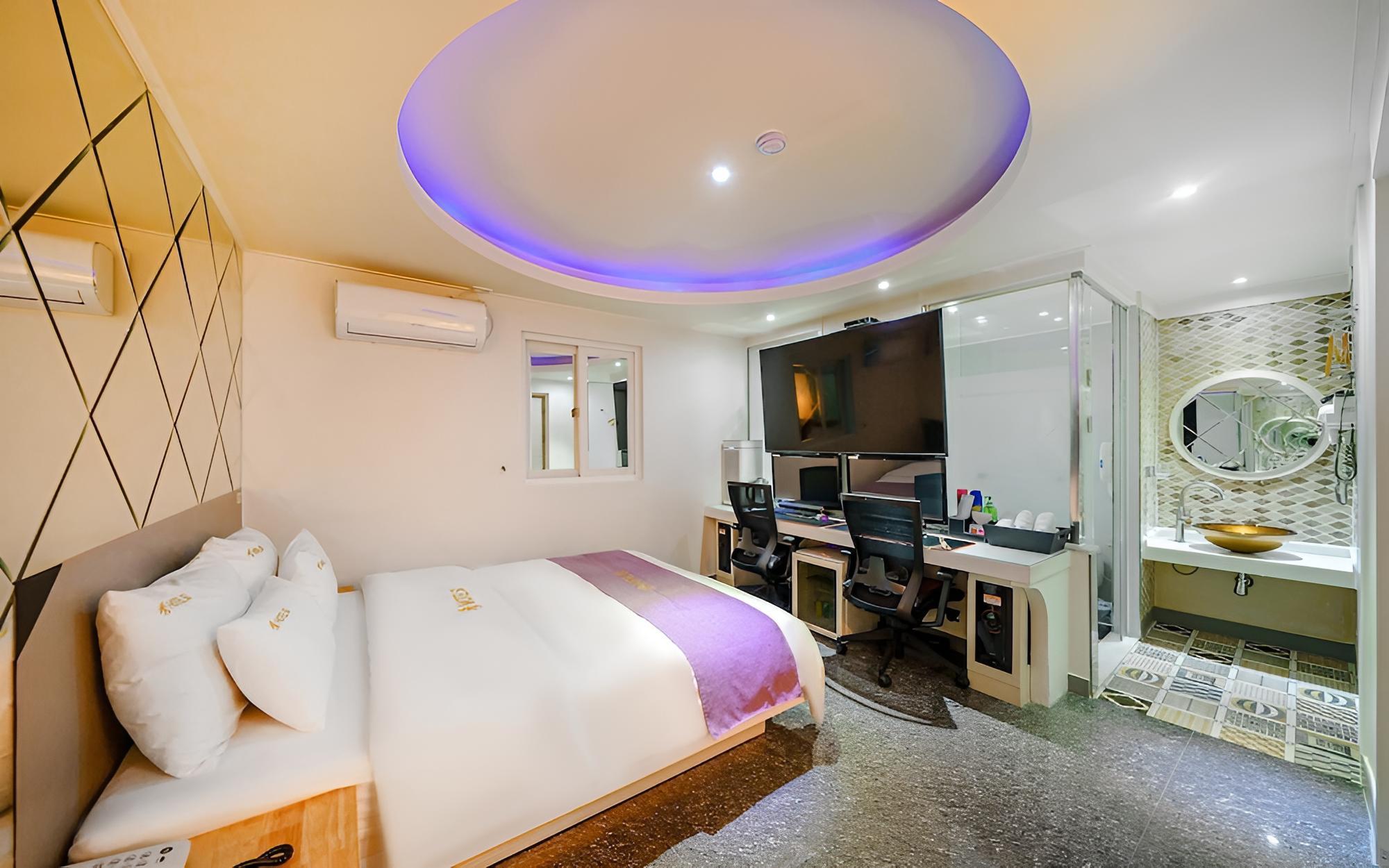 Room (VIP massage chair room (no hard pc/ma) photo 3