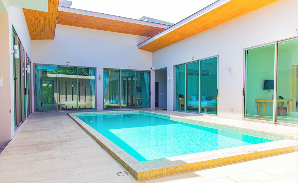 Deluxe Room, Pool View