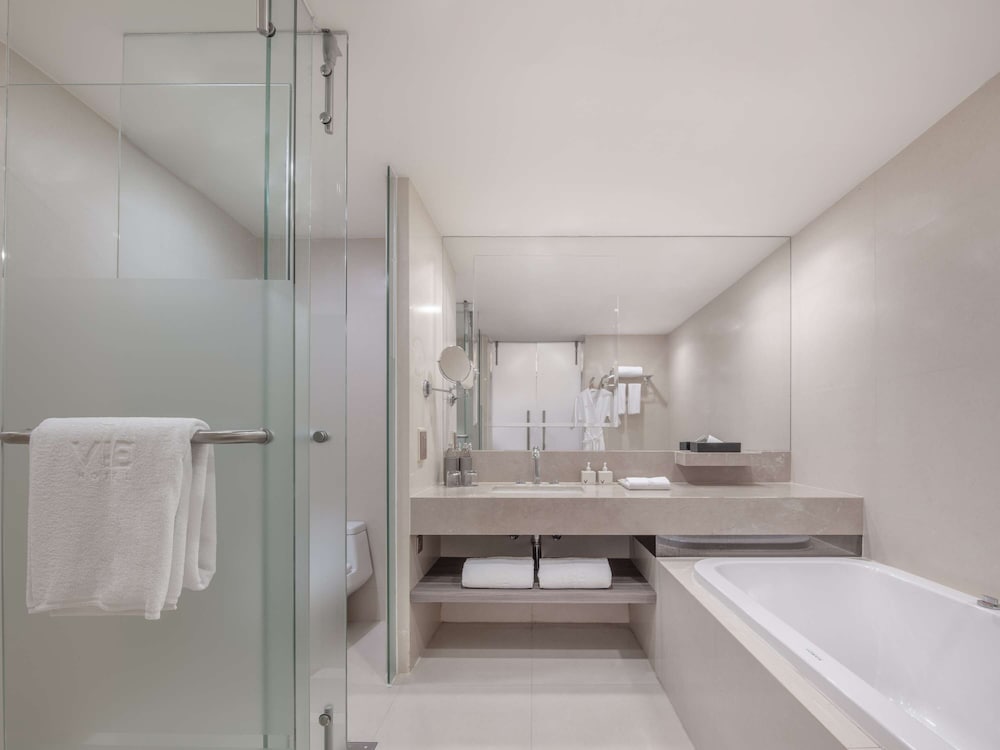 EXECUTIVE SUITE, Piano Club Privilege, 1 King Bed, Separate Living Room