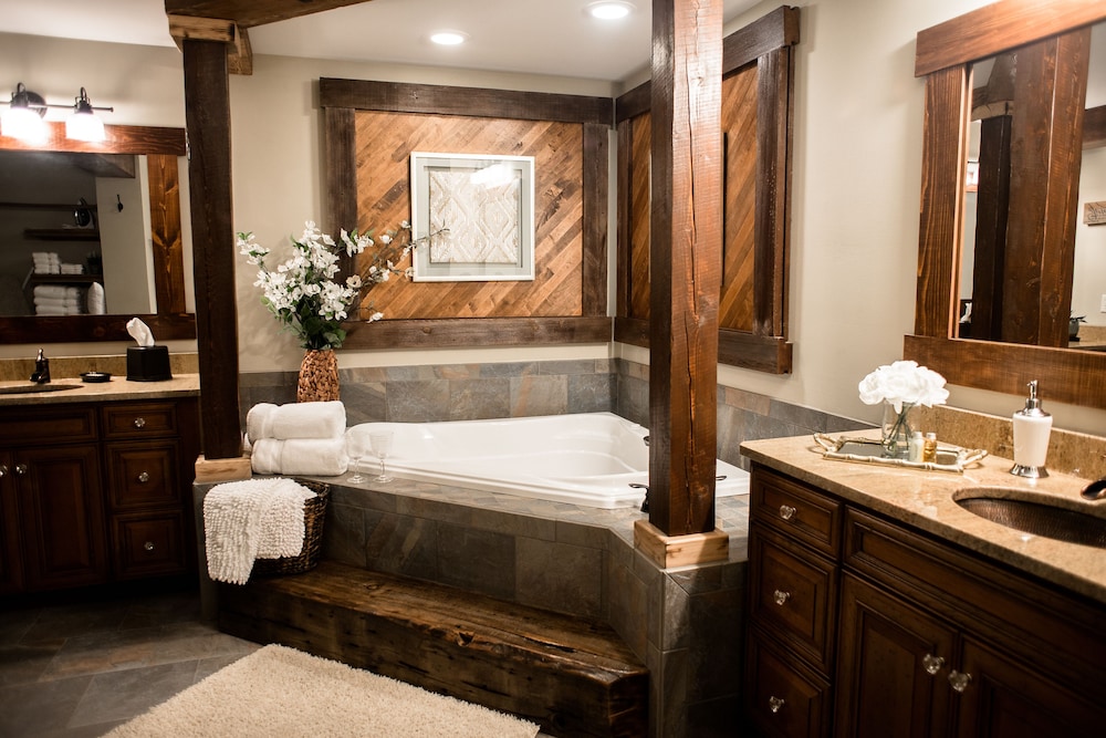 Honeymoon Suite, 1 King Bed, Accessible photo 2