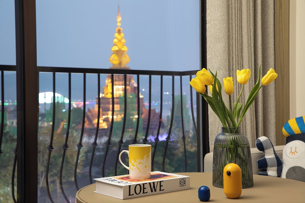 Business Suite, 1 Bedroom, Balcony (Golden Pagoda View) photo 3