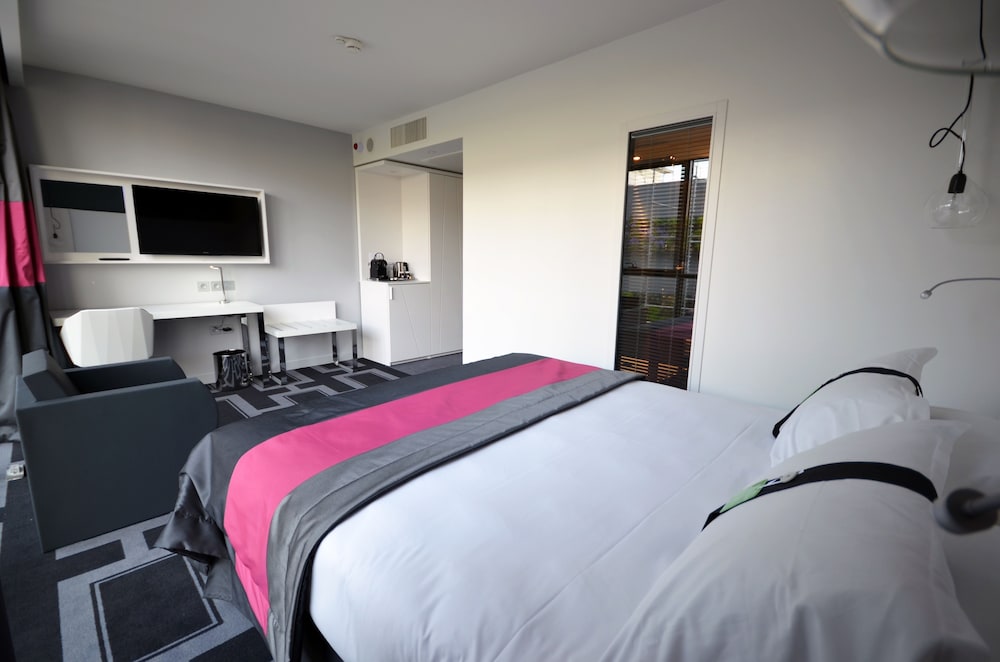 Standard Room, 1 Queen Bed (Bath/Shower Combo) - Photo 5
