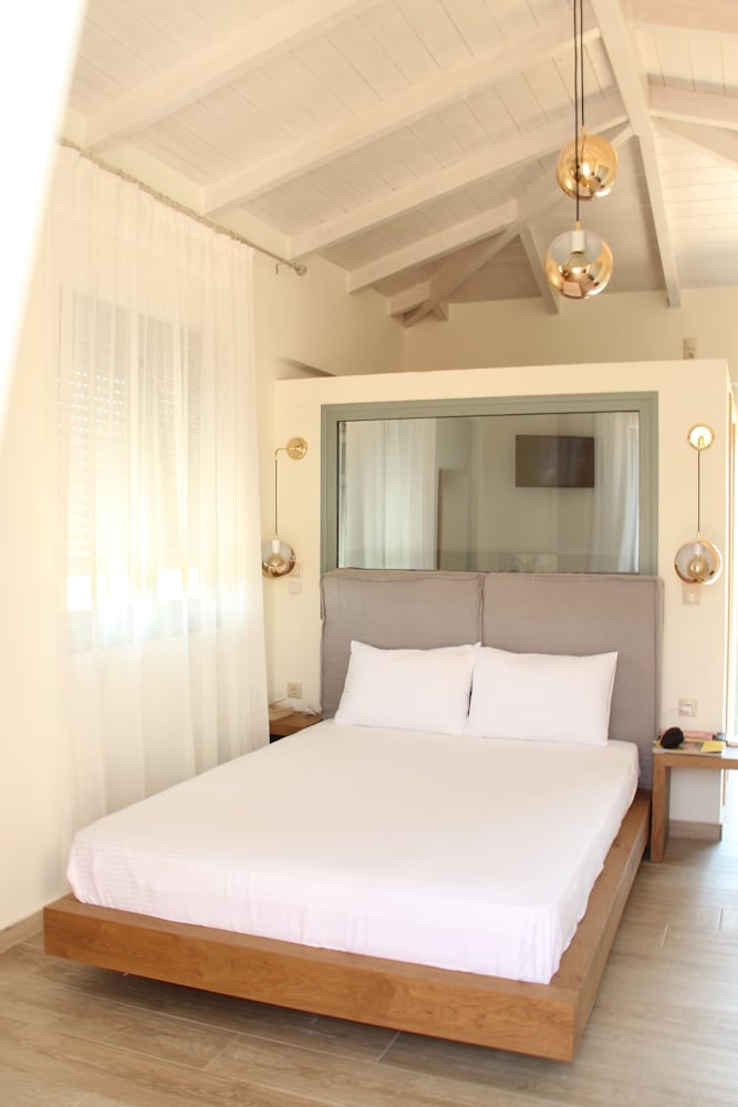 Junior Studio Suite, 1 Queen Bed with Sofa bed, Pool View photo 1