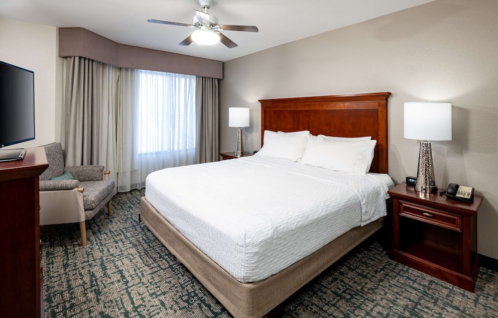 Suite, 1 King Bed, Accessible (Mobility & Hearing, Roll-in Shower) - Photo 2