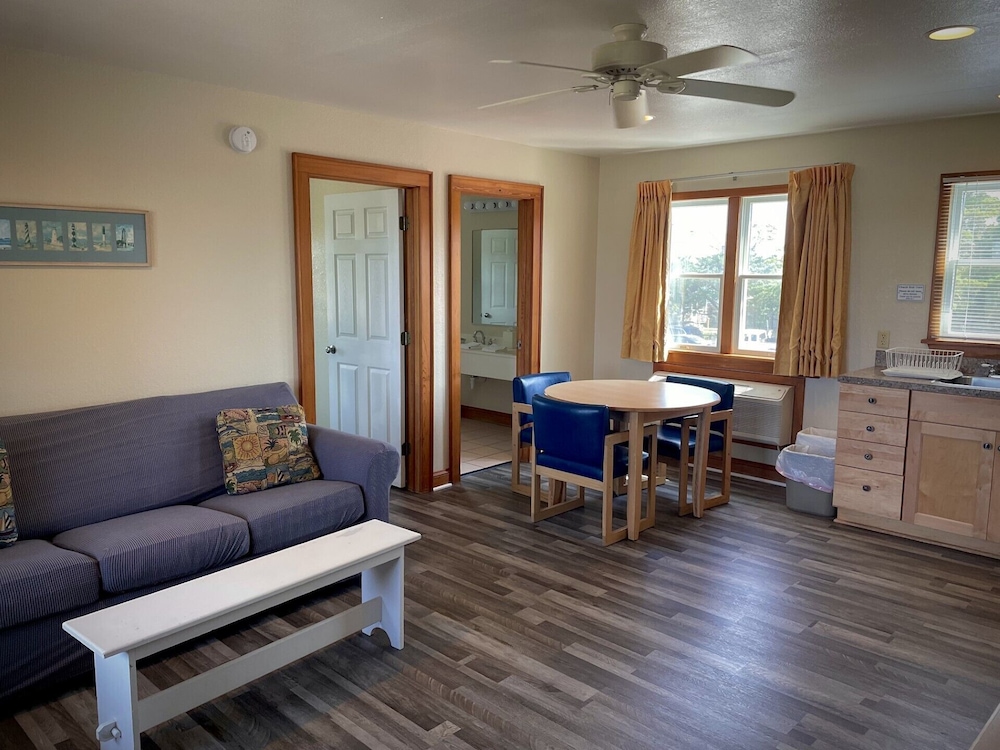 Premium Room, 1 Queen Bed, Pool View, Poolside photo 2