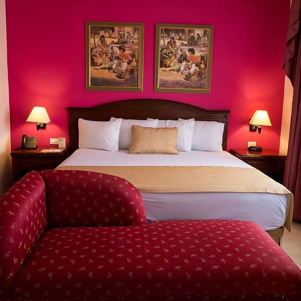Executive Suite, 1 King Bed, Non Smoking, Pool View photo 1