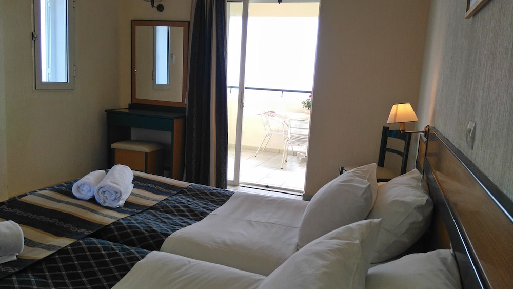Double or Twin Room, Partial Sea View - Photo 6