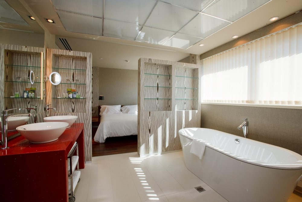 Suite - Photo 14