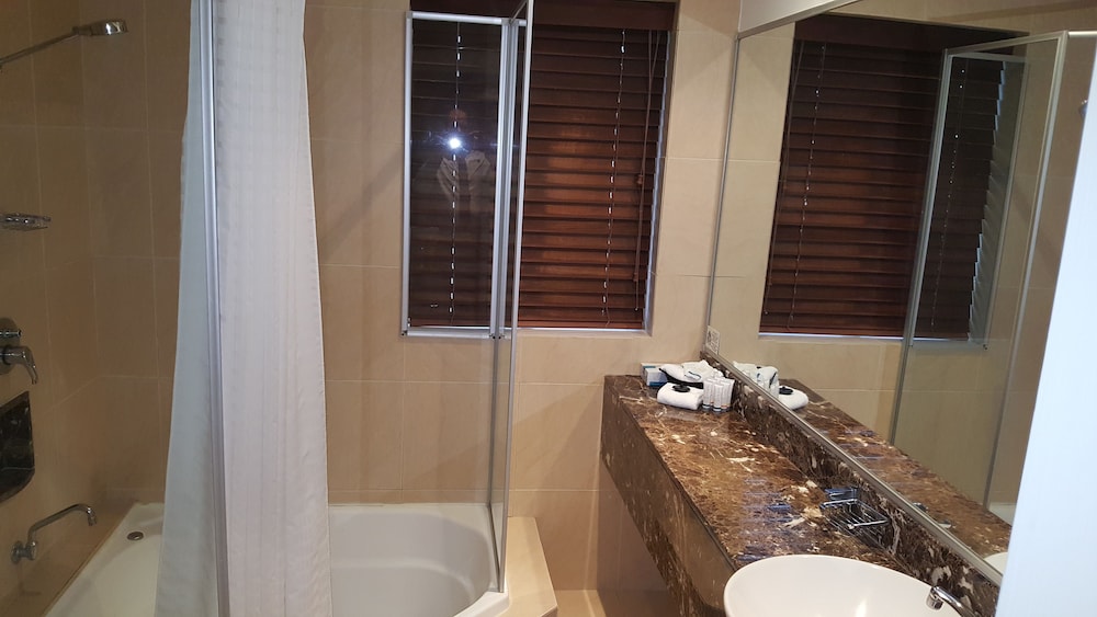 Room (Executive Queen Room) - Photo 5