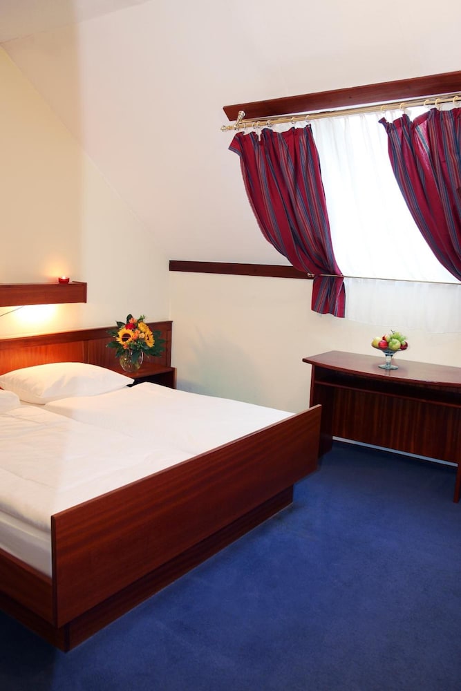 Economy Double Room Single Use, 1 Double Bed, Non Smoking, Garden Area photo 2
