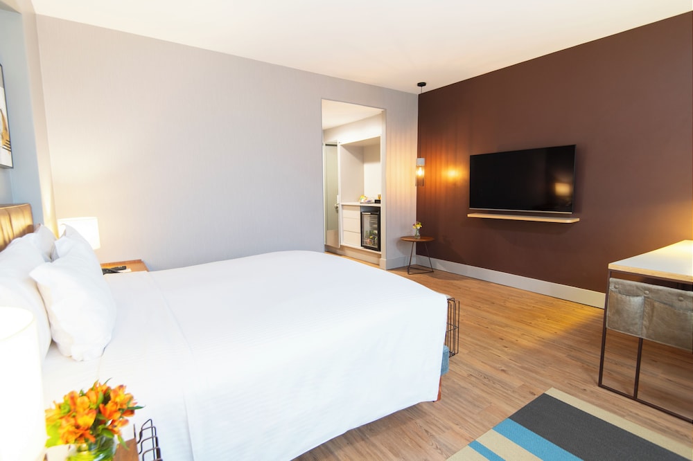 Executive Room, 1 Queen Bed, Accessible (Accessible) photo 3